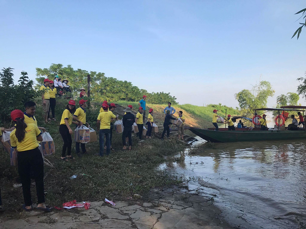 Lên đường vận chuyển lương thực, thuốc men ra đến các khu vực lũ lớn