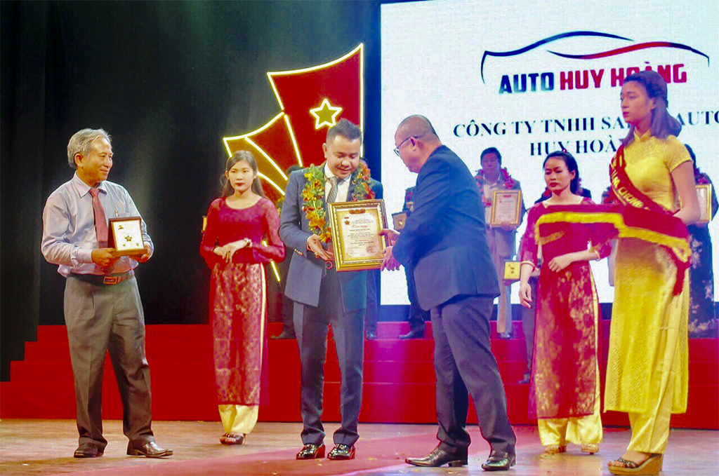 Anh Hoàng Bently nhận giải thưởng Sao vàng Doanh nhân Đất Việt