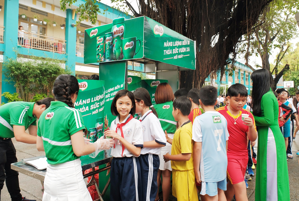 Các cầu thủ và cả cổ động viên uống ngon lành thức uống dinh dưỡng NESTLÉ MILO