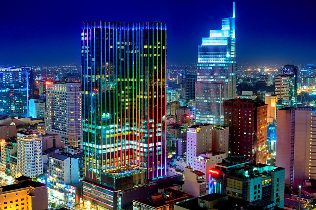 Với hai mặt tiền hướng ra đường Đồng Khởi và Nguyễn Huệ, The Reverie Sài Gòn tọa lạc trên những tầng cao nhất của tòa nhà Times Square nổi bật về đêm