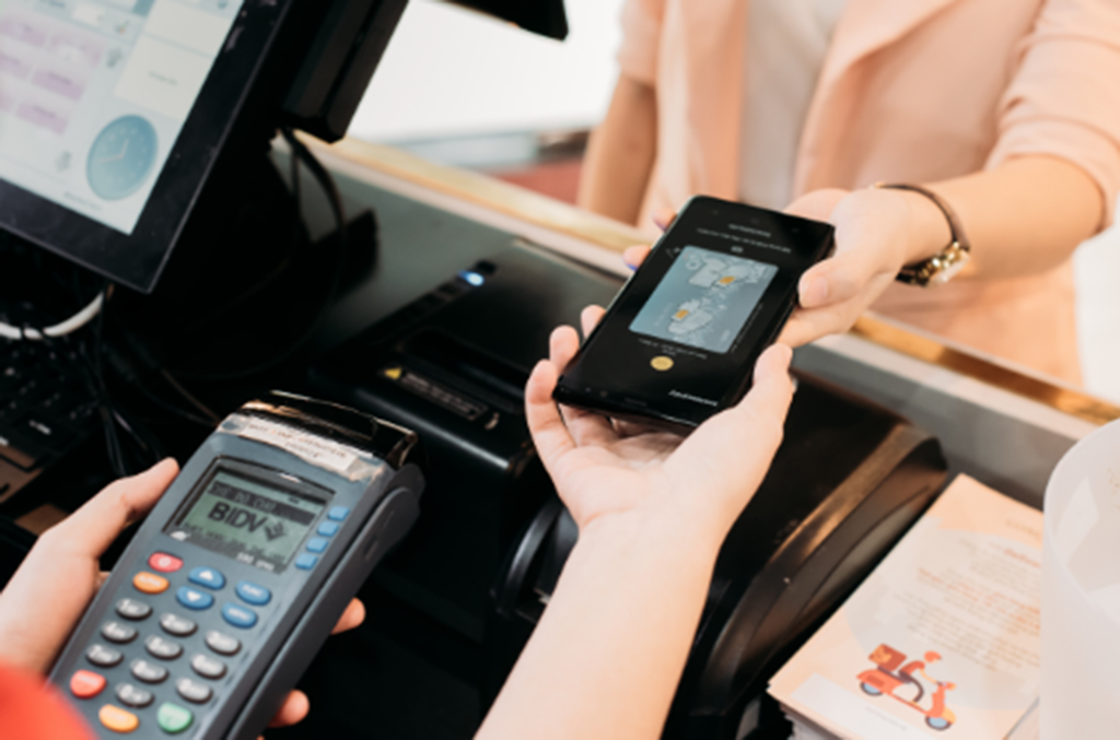 Samsung Pay hỗ trợ cả công nghệ Truyền dữ liệu an toàn qua từ tính (MST) và Giao tiếp trường gần (NFC) nên tương thích với hầu hết máy POS trên thị trường Việt Nam