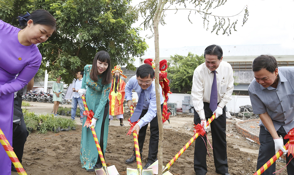Lãnh đạo tỉnh Bến Tre cùng ông Đặng Văn Thành - Chủ tịch Tập đoàn TTC và Lãnh đạo TTC Edu thực hiện nghi thức trồng cây sau khi cắt băng khánh thành Trường Mầm non Quốc tế Abi Bến Tre