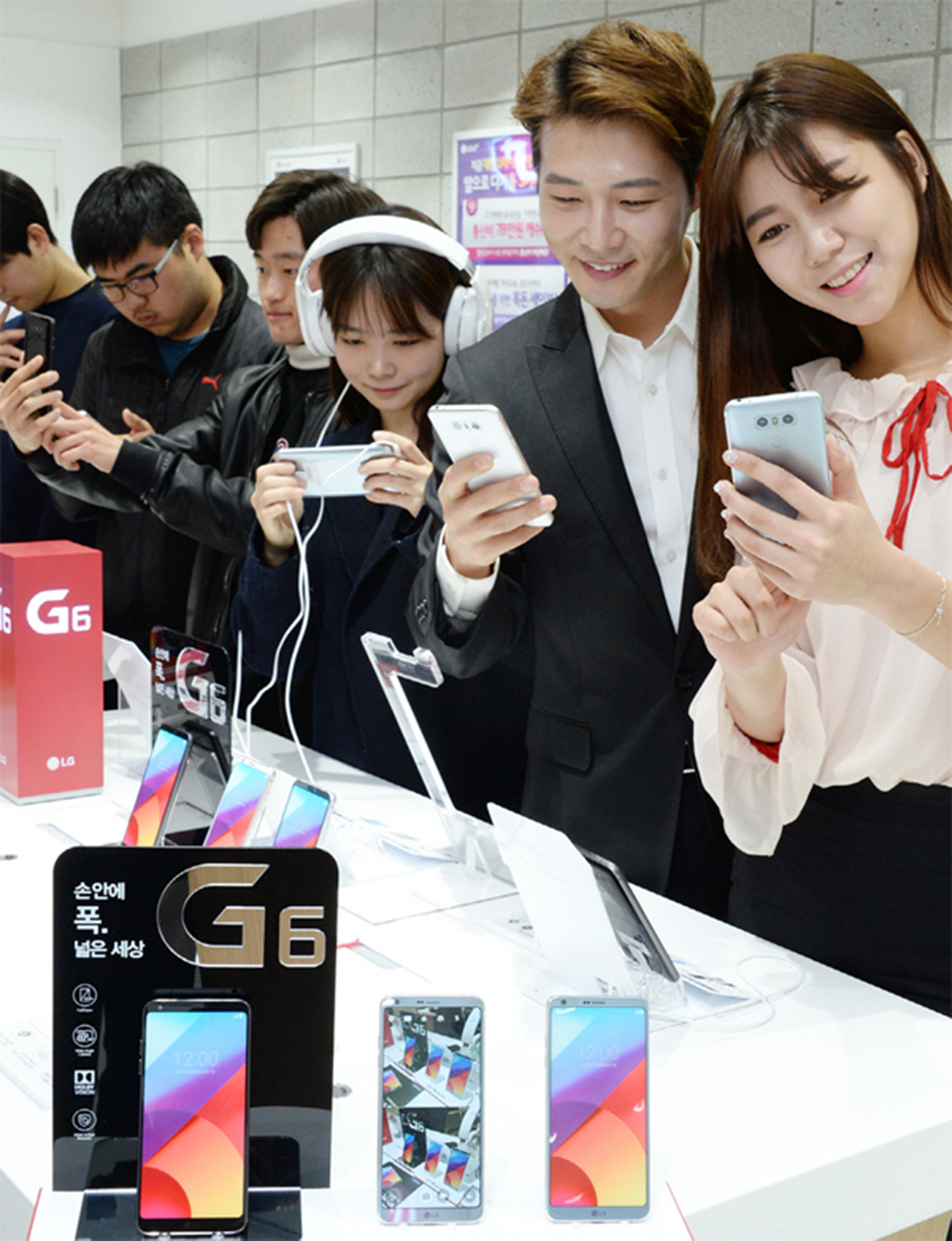 Sở hữu ngoại hình “bóng bẩy” và kích thước màn hình lớn cùng nhiều tính năng tiện ích, LG G6 thu hút nhiều bạn trẻ