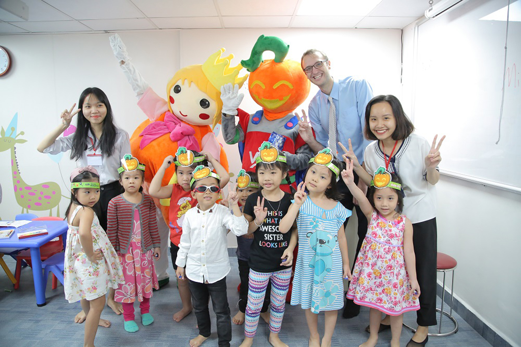 Công chúa và hiệp sĩ Bí Ngô đã tới thăm các em học sinh Anh văn Hội Việt Mỹ VUS những ngày Halloween vừa qua