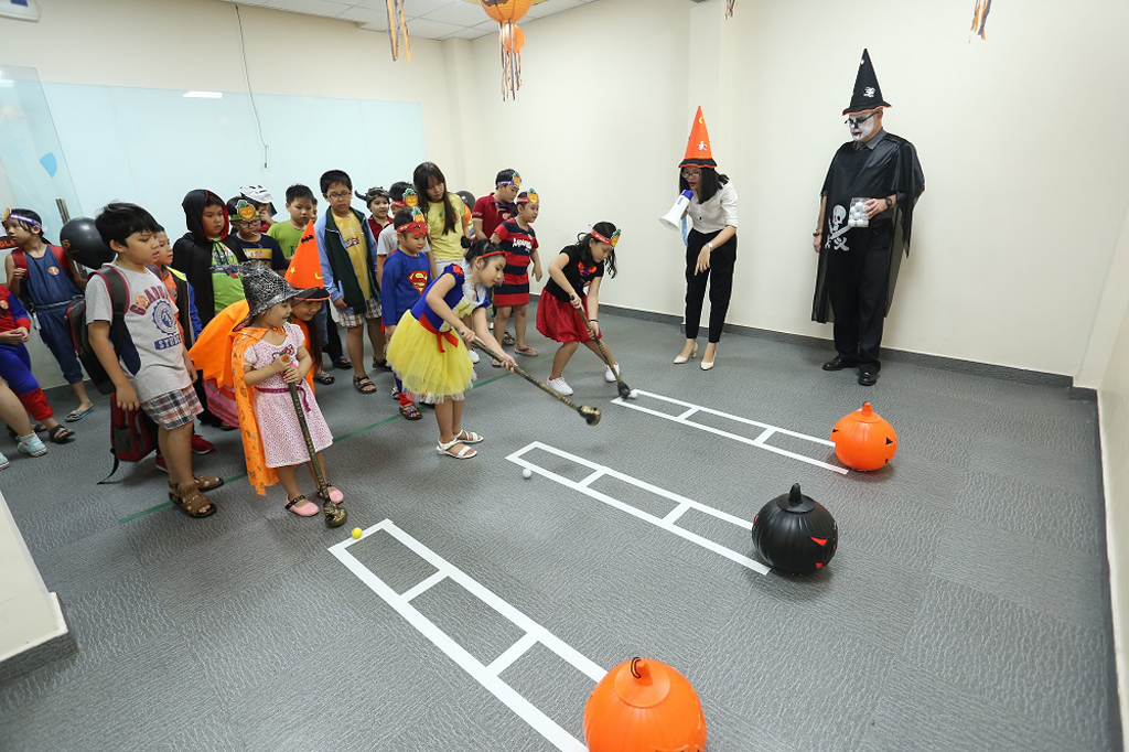 Tại VUS Biên Hòa, các em còn có một đêm hội Halloween tưng bừng với rất nhiều trò chơi mới lạ do các giáo viên nước ngoài hướng dẫn và cùng vui chơi