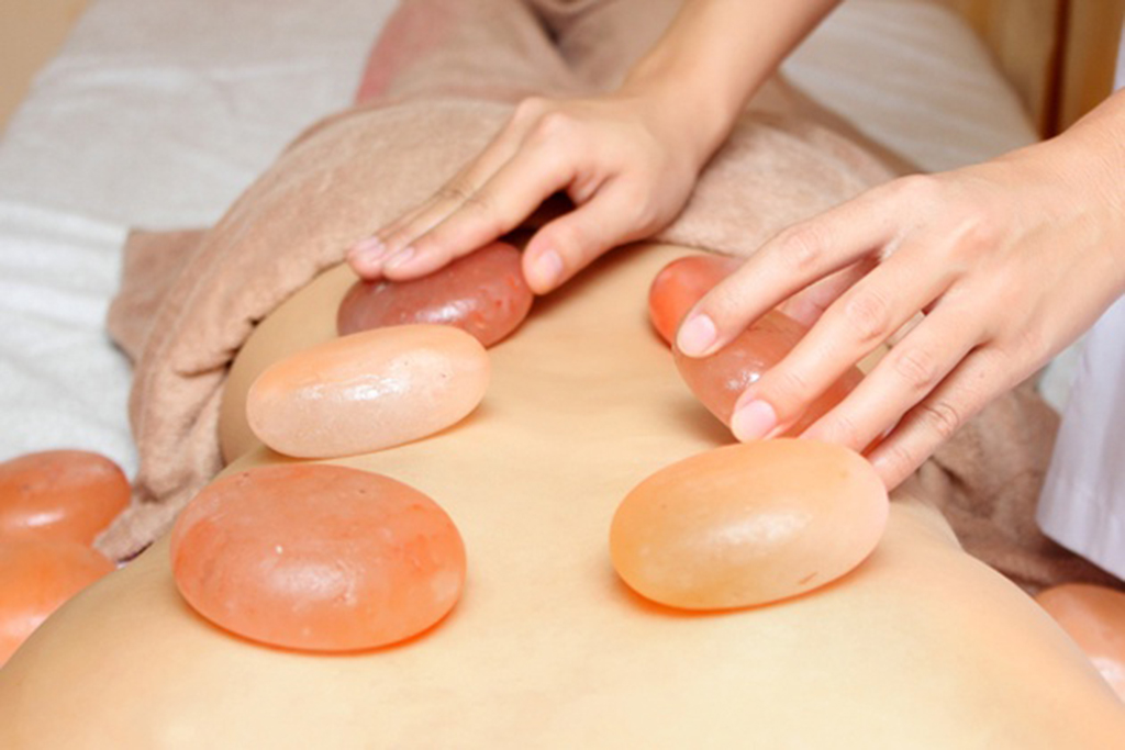 Phương pháp massage toàn thân với đá muối Himalaya