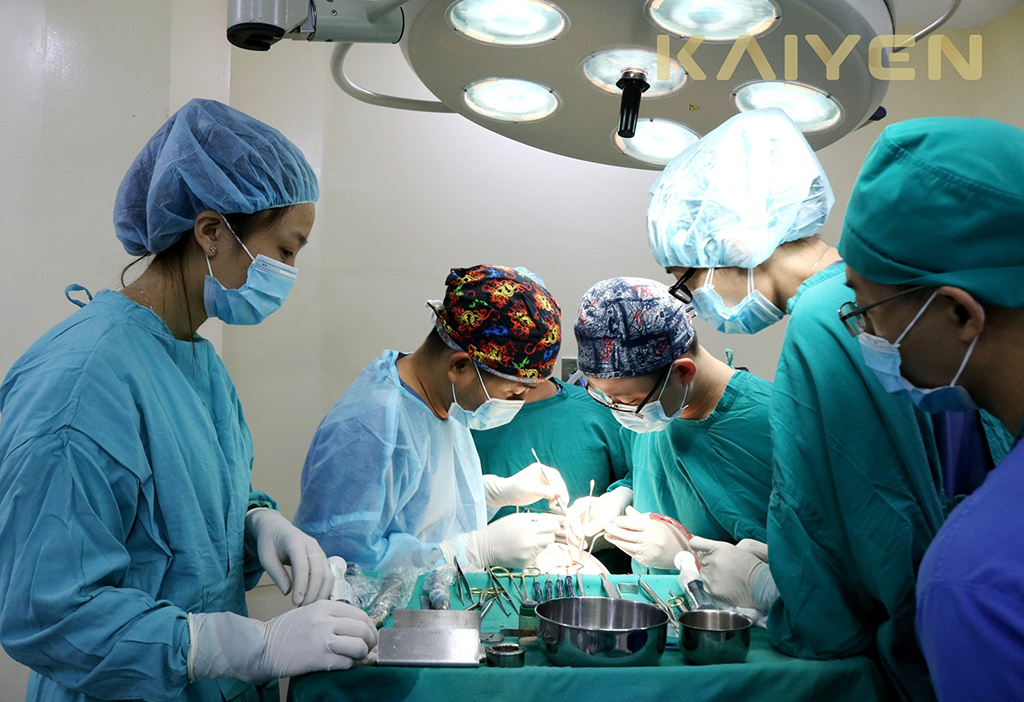 Bác sĩ Phong cùng ê kíp trong một ca phẫu thuật cấy ghép implant toàn hàm