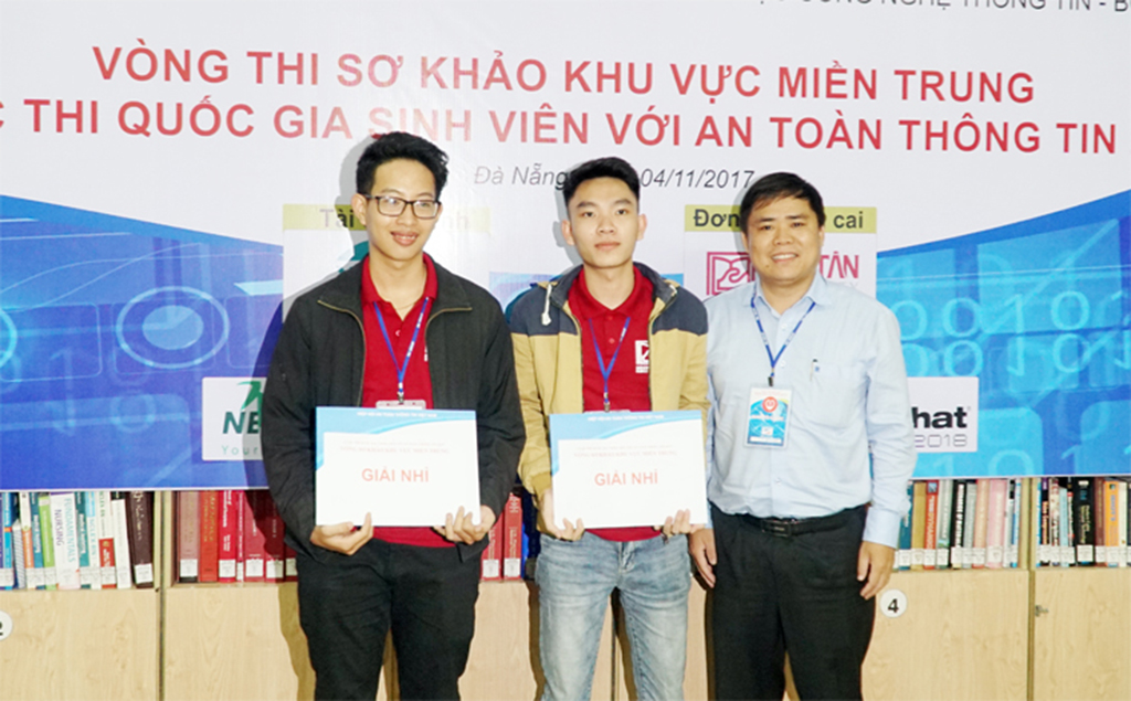 TS Võ Thanh Hải - Phó hiệu trưởng Thường trực ĐH Duy Tân trao giải Nhì cho đội tuyển buf-DTU 2 và ISIT-DTU 3