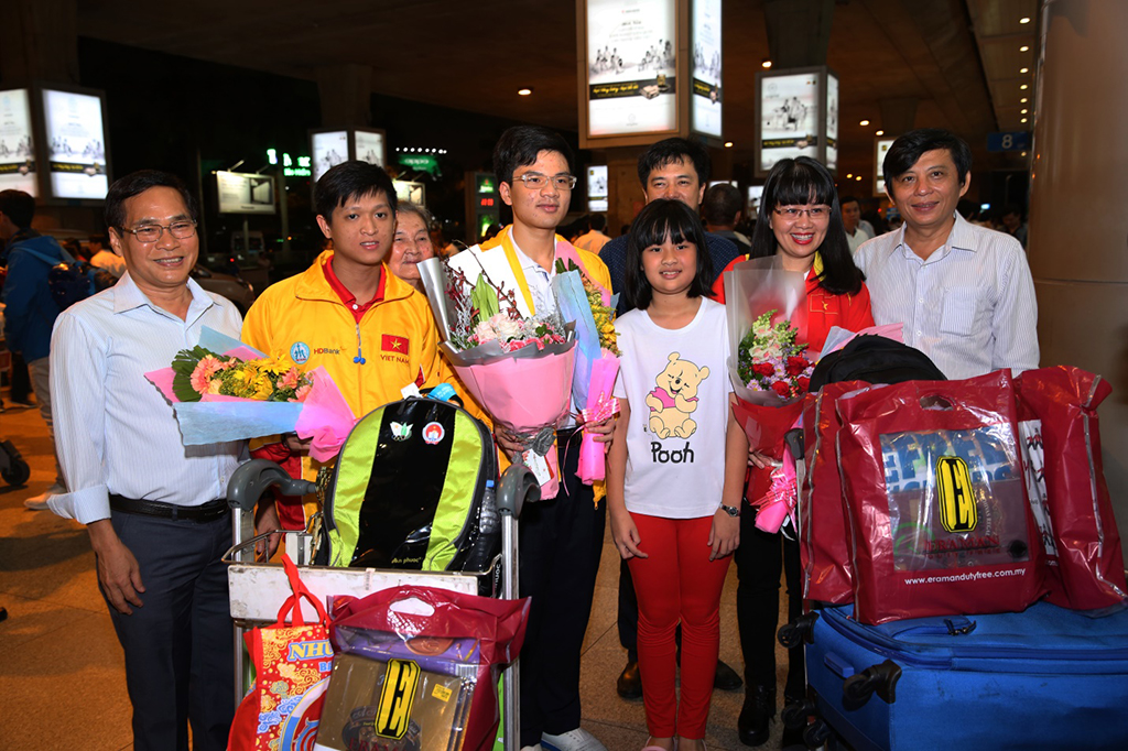 Ngày 1.11, Tổng thư ký LĐ Cờ và Đại diện Dược phẩm Nhất Nhất ra sân bay đón Nguyễn Anh Khôi trở về từ giải cờ vua trẻ thế giới ở Hersonissos (Hy Lạp)