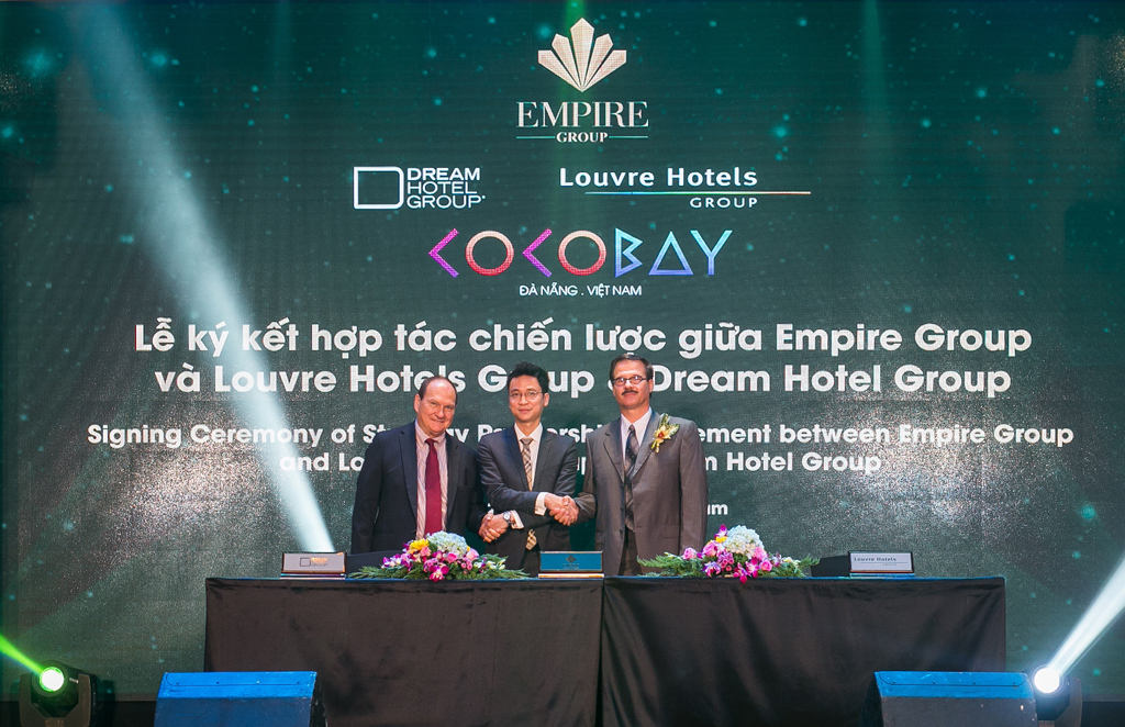 Empire Group trong lễ ký kết với Louvre Hotels Group (Pháp)