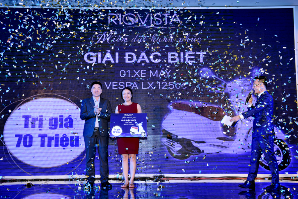 Ông Chu Thanh Hiếu - Phó tổng giám đốc MIGHome trao giải đặc biệt cho khách hàng