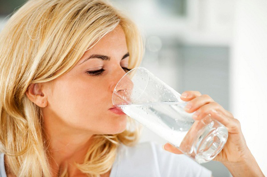 Luôn uống đủ nước mỗi ngày
