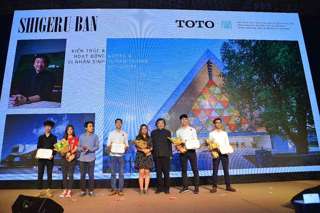 Bên cạnh buổi diễn thuyết, KTS Shigeru Ban và nhà tài trợ TOTO Viêt Nam đã vinh danh các tác phẩm xuất sắc nhất của cuộc thi thiết kế kiến trúc mang tên “Giải pháp nhà ở cho vùng thiên tai” của các bạn sinh viên Việt Nam
