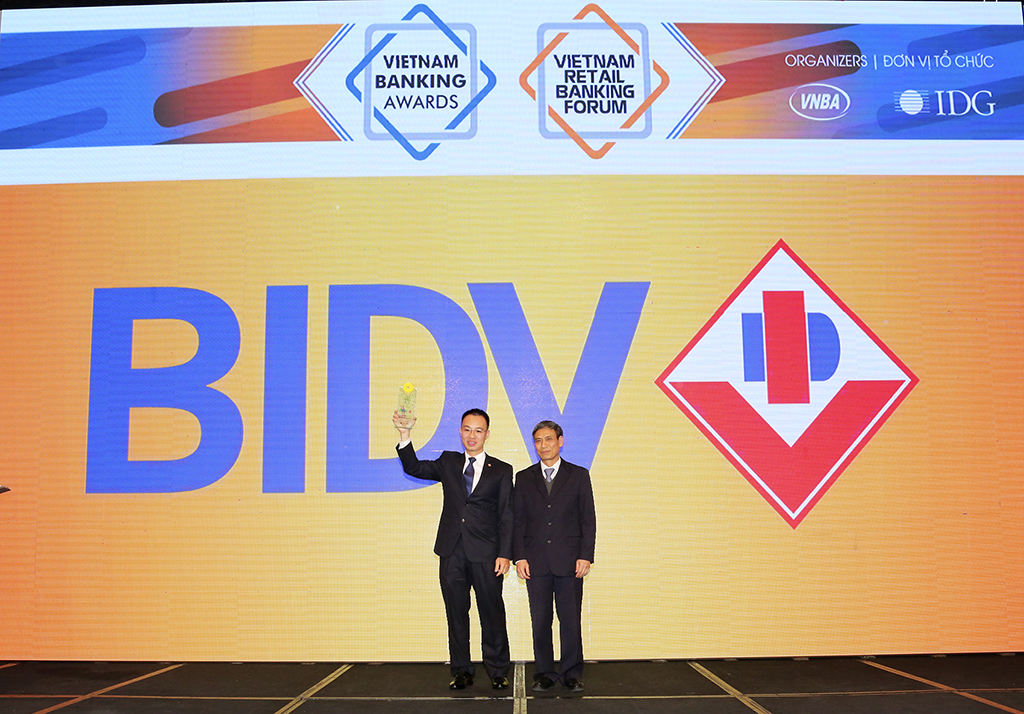 Ông Nguyễn Mai Khanh - Giám đốc Ban Phát triển Ngân hàng Bán lẻ BIDV, nhận giải thưởng Ngân hàng Bán lẻ tiêu biểu nhất 2017