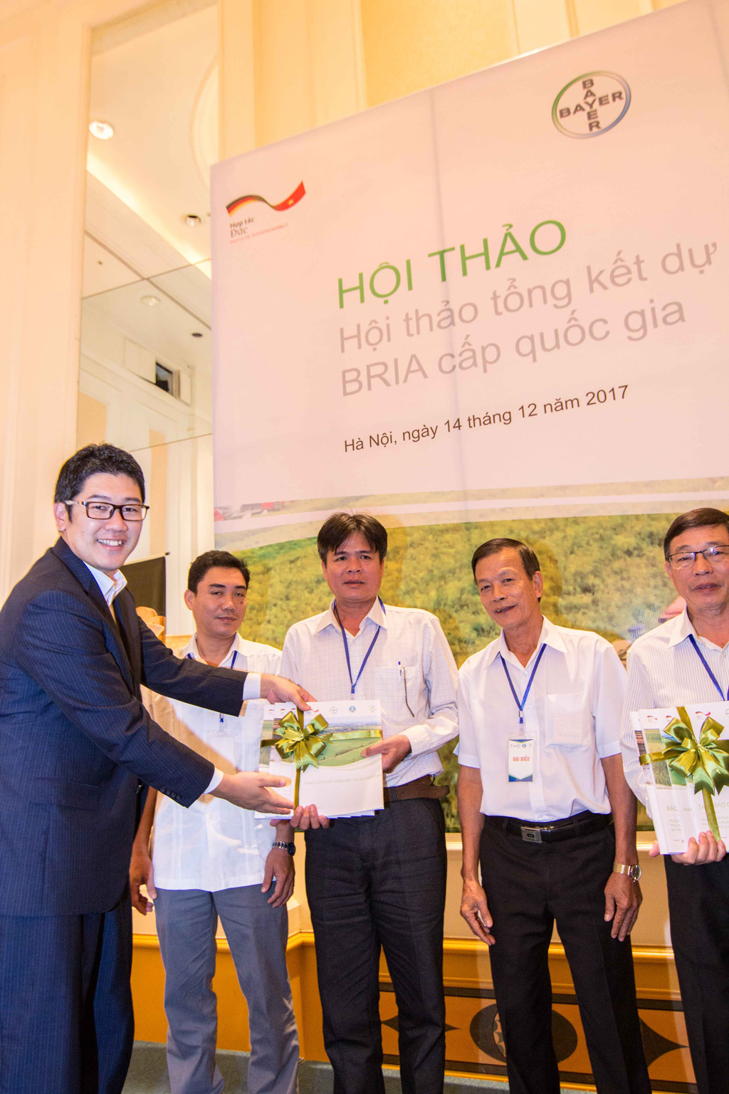 Ông Kohei Sakata, Tổng giám đốc Bayer Việt Nam bàn giao kết quả chính của dự án cho 3 sở NN và PTNT
