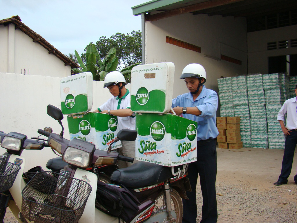 Đội ngũ bán hàng của NutiFood chuẩn bị đi tiếp thị sữa những ngày đầu mới khởi nghiệp