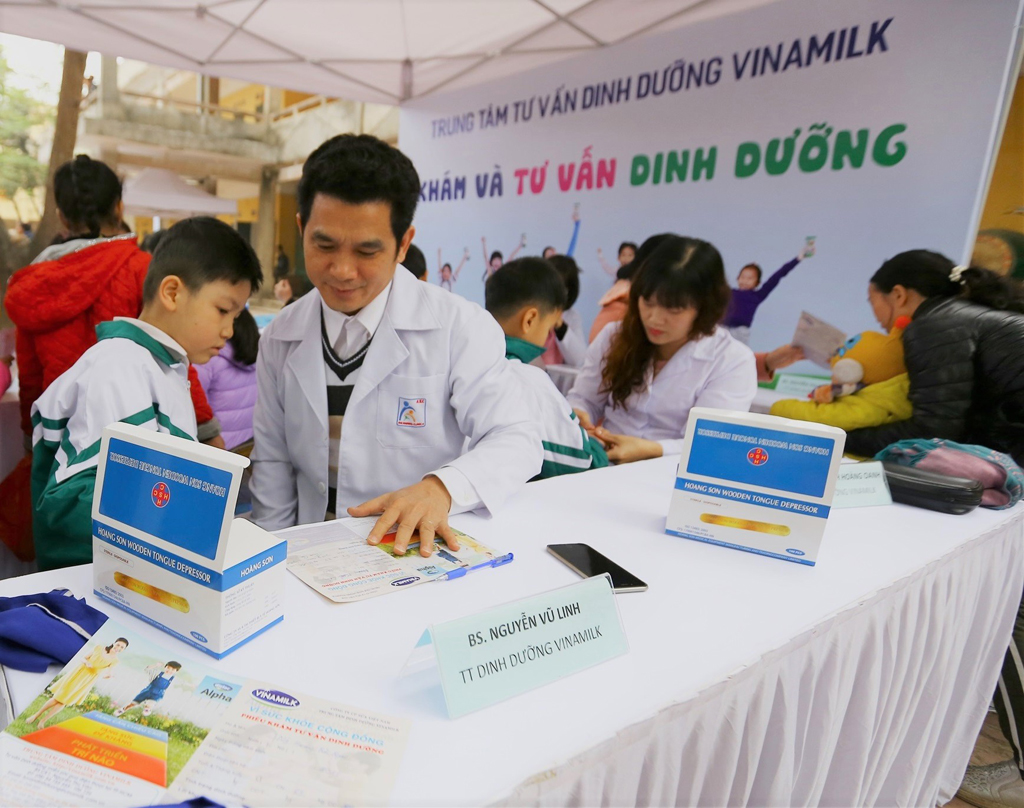 Bác sĩ dinh dưỡng của Công ty Vinamilk khám sức ckhỏe và tư vấn dinh dưỡng cho các em học sinh tại trường