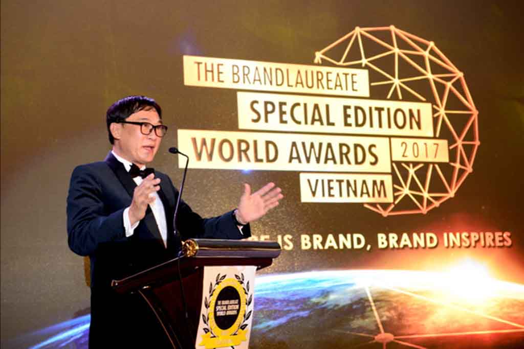 Chủ tịch The BrandLaureate - Tiến sĩ KKJohan phát biểu tại đêm trao giải