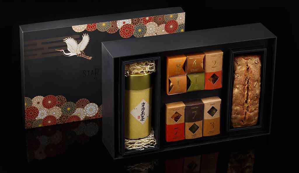 Hộp quà Tết Gold Sencha Tea gồm bánh Pound Cake mạ vàng đi kèm trà sencha của Yanoen. Giá 2.299.000 VNĐ