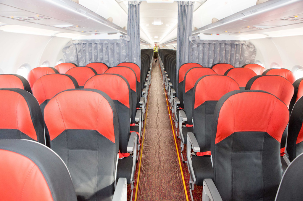 Máy bay của Vietjet có thiết kế thông thoáng với 230 ghế da êm ái, sàn lót thảm cao cấp, 5 dãy ghế đầu được thiết kế thật tiện nghi để phục vụ khách hàng Skyboss