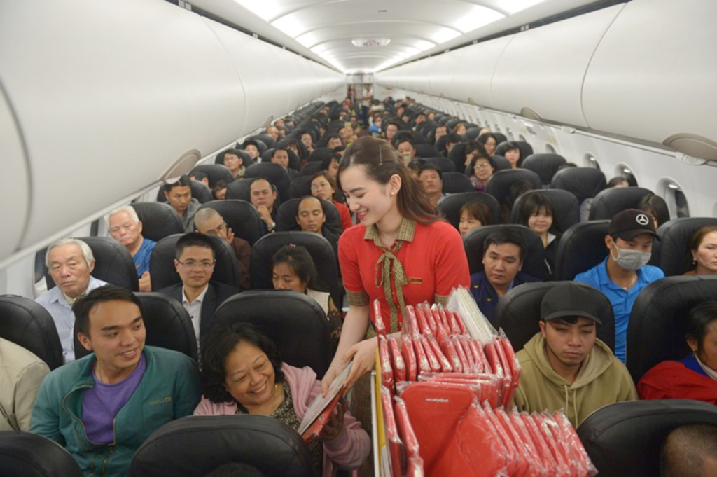 Trên chuyến bay chào năm mới của Vietjet, hành khách bất ngờ được tham gia rút thăm may mắn trúng vé máy bay khứ hồi và nhận các quà tặng thú vị