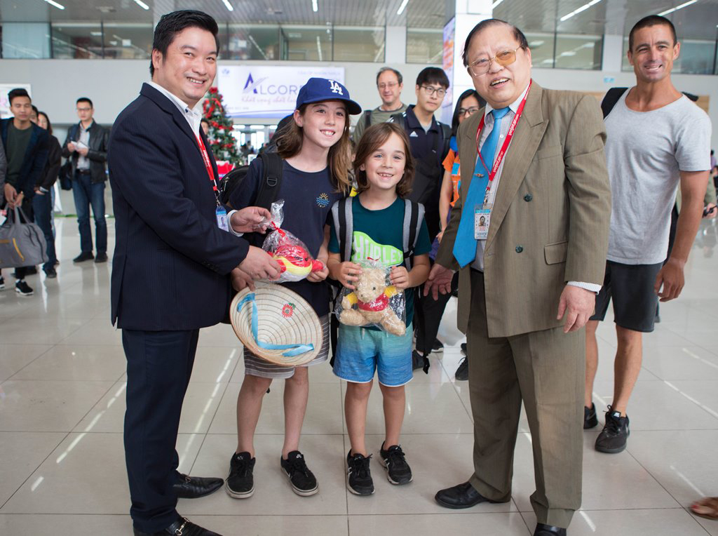 Trưởng đại diện Vietjet tại sân bay Nội Bài Hà Tuấn Anh hân hoan tiễn những vị khách đầu tiên của năm 2018