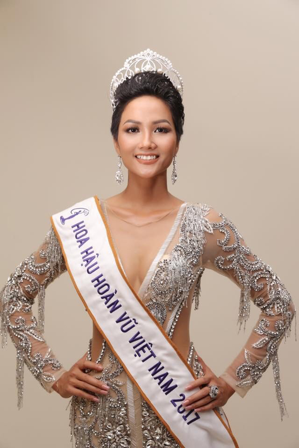 H’Hen Niê đảm nhận cương vị Hoa hậu Hoàn vũ Việt Nam trong 2 năm tới, với rất nhiều những hoạt động ý nghĩa, mang tính nhân văn vì cộng đồng