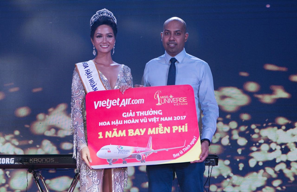 Đương kim Hoa hậu Hoàn vũ Việt Nam 2017 nhận được nhiều giải thưởng giá trị từ các đơn vị đồng hành cùng chương trình, đồng thời gánh trên vai sứ mệnh của một hoa hậu hoàn vũ hoạt động vì cộng đồng…