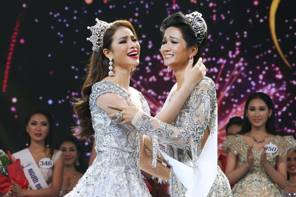 Giây phút hạnh phúc của H’Hen Niê khi nhận vương miện từ Hoa hậu Hoàn vũ 2015 Phạm Hương, đăng quang Hoa hậu Hoàn vũ Việt Nam 2017