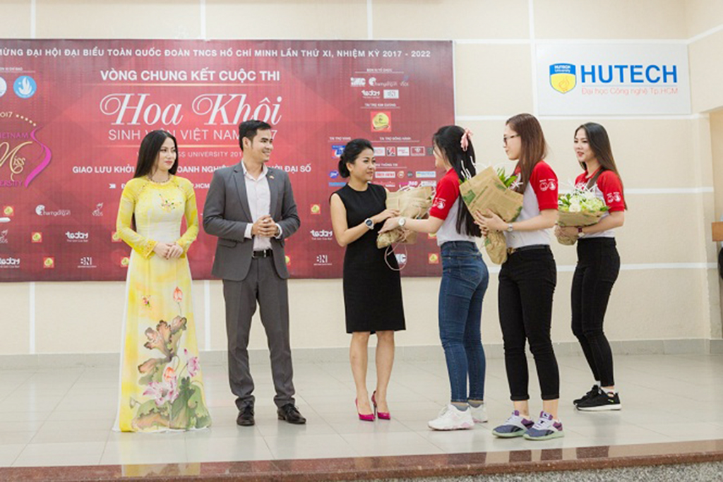 Các thí sinh tặng hoa doanh nhân Trần Uyên Phương, phó Tổng giám đốc Tập đoàn Tân Hiệp Phát