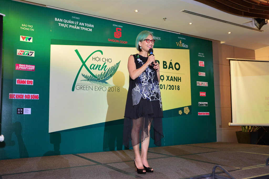 Bà Trần Nguyễn Thiên Hương - Giám đốc Công ty TNHH Fire Phoenix, Trưởng Ban tổ chức giới thiệu các hoạt động sẽ diễn ra tại Hội Chợ Xanh 2018