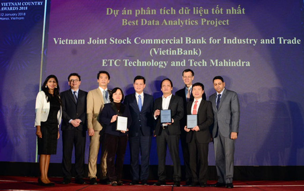 Đại diện VietinBank nhận giải thưởng Dự án Phân tích dữ liệu tốt nhất