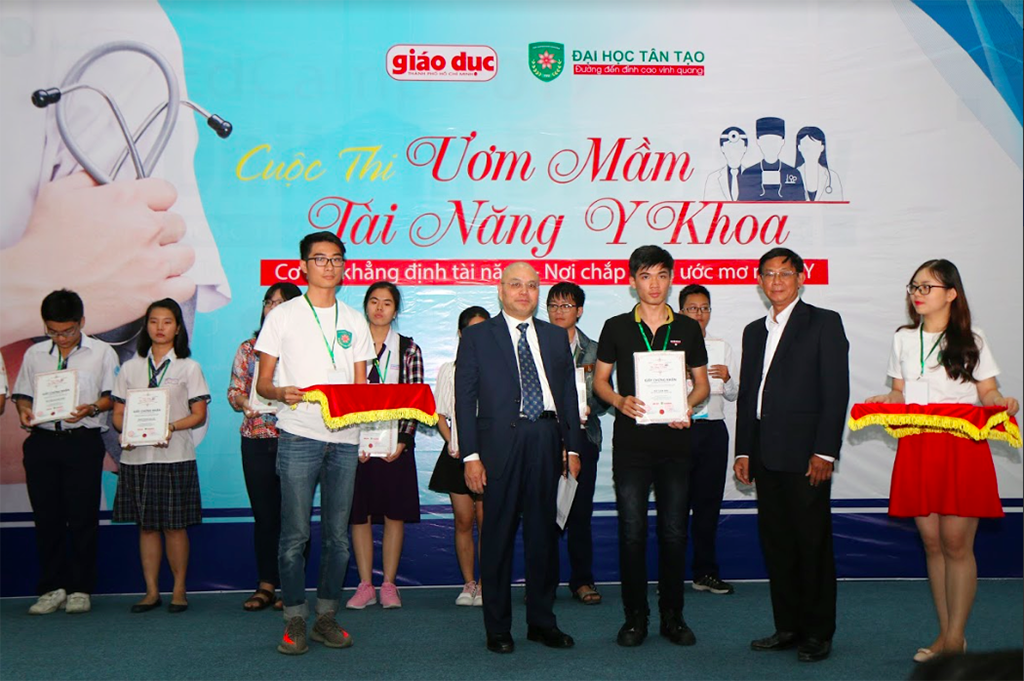 GS Thạch Nguyễn - quyền Hiệu trưởng ĐH Tân Tạo và TS Nguyễn Đức Nghĩa, Phó chủ tịch Hiệp hội các trường ĐH-CĐ Việt Nam trao giải cho thí sinh