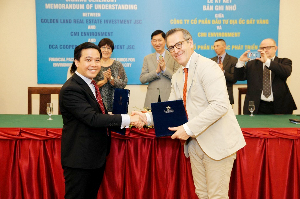 Ông Nguyễn Văn Huấn - Chủ tịch Công ty cổ phần Đầu tư Địa ốc Đất Vàng (Golden Land) và ông Vincent Pairet - Phó chủ tịch Tập đoàn CMI trao bản ghi nhớ cho nhau