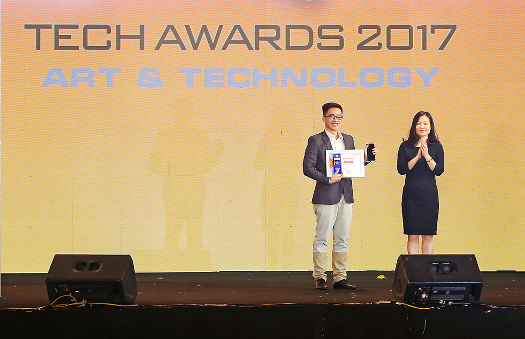 Ông Lê Khôi Nguyên - Giám đốc chiến lược sản phẩm Ngành hàng thiết bị di động, Công ty Điện tử Samsung Vina nhận giải thưởng Dấu ấn công nghệ - The Awards 2017