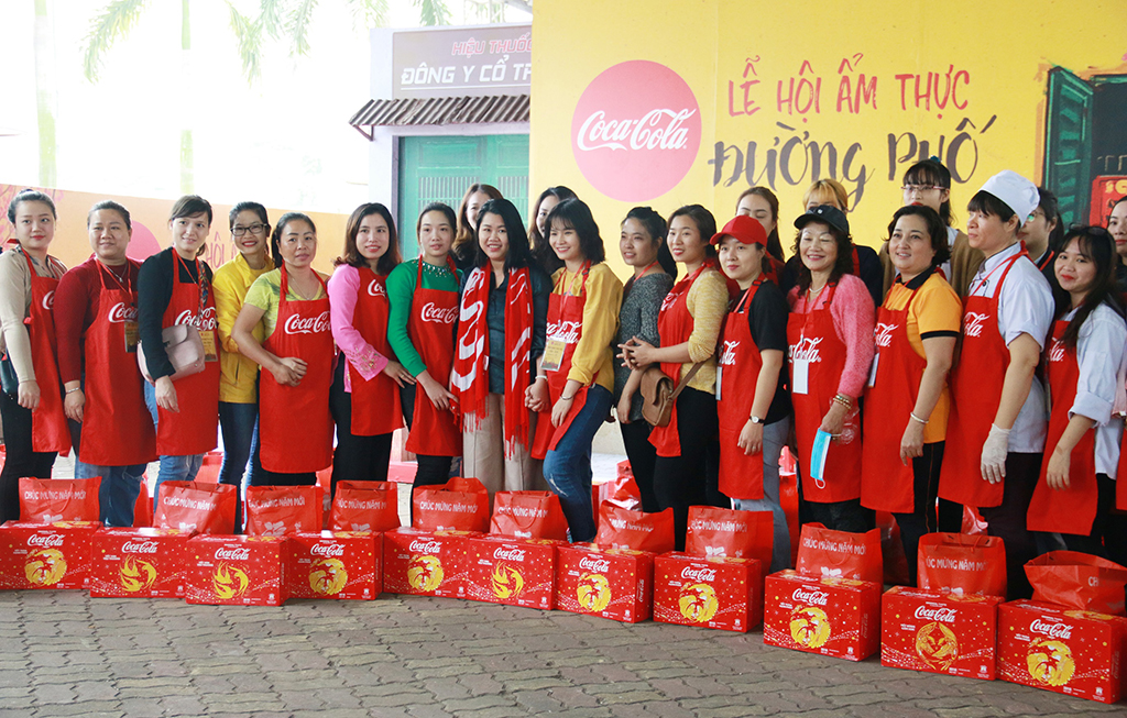Đại diện Coca-Cola trao tặng những món quà nhỏ góp phần tạo nên một mùa “Tết vẹn yêu thương” dành cho các chị em 