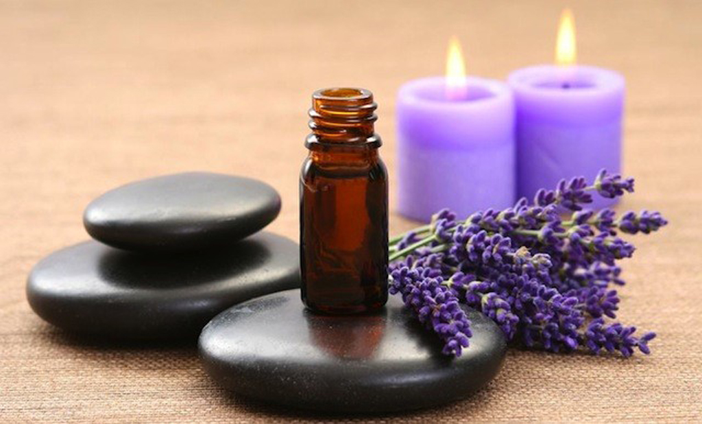 Massage đá nóng kết hợp với tinh dầu sẽ mang đến hiệu quả cực kỳ tốt