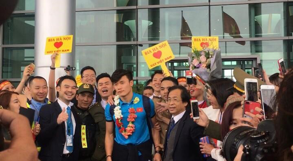 Các cổ động viên đón đội tuyển U23 Việt Nam tại sân bay quốc tế Nội Bài