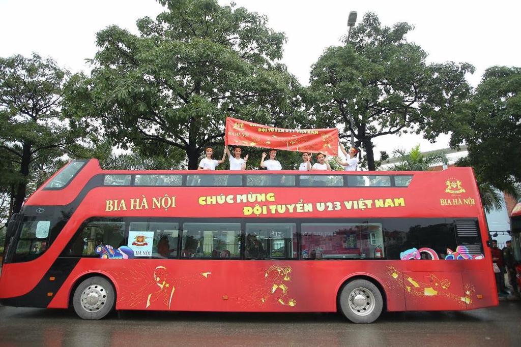 Ngoài chương trình đón và tôn vinh đội tuyển, HABECO cũng hỗ trợ thêm 2 xe buýt để phục vụ công tác báo chí cho phóng viên đi theo để đón Đội tuyển U23 Việt Nam