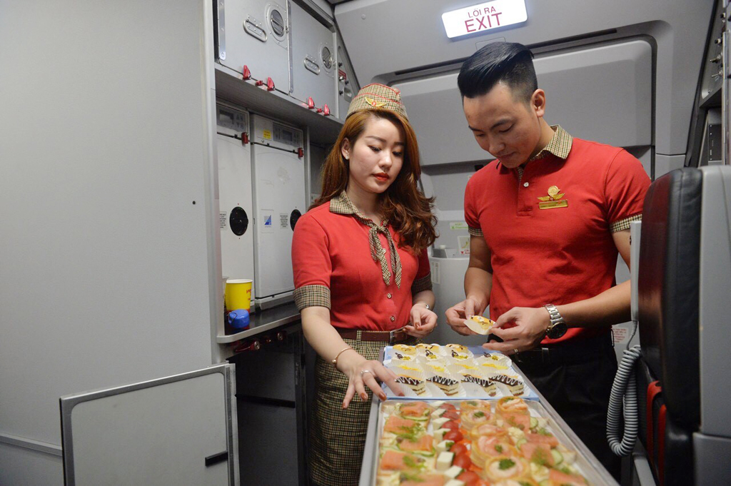 Các tiếp viên trẻ trung, xinh đẹp của Vietjet sẵn sàng phục vụ những “người hùng” của đất nước những món ăn nóng sốt, tươi ngon trên chuyến bay trở về nhà