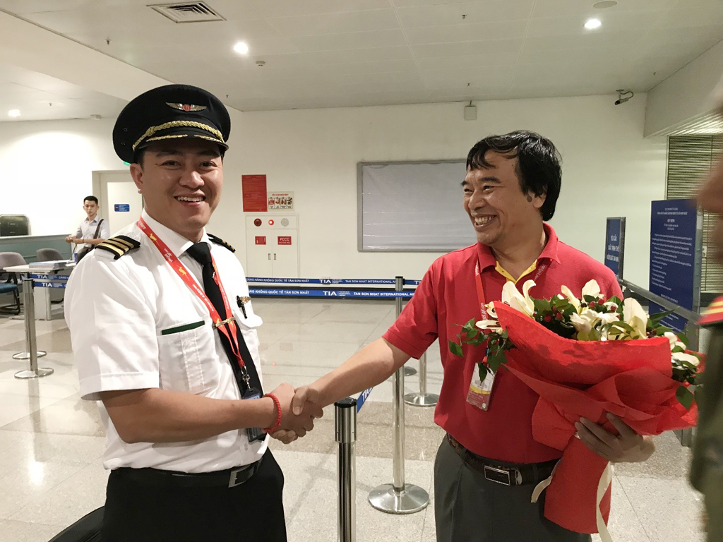 Phó tổng giám đốc Vietjet Nguyễn Đức Thịnh chúc mừng phi công của chuyến bay dành cho cổ động viên bóng đá