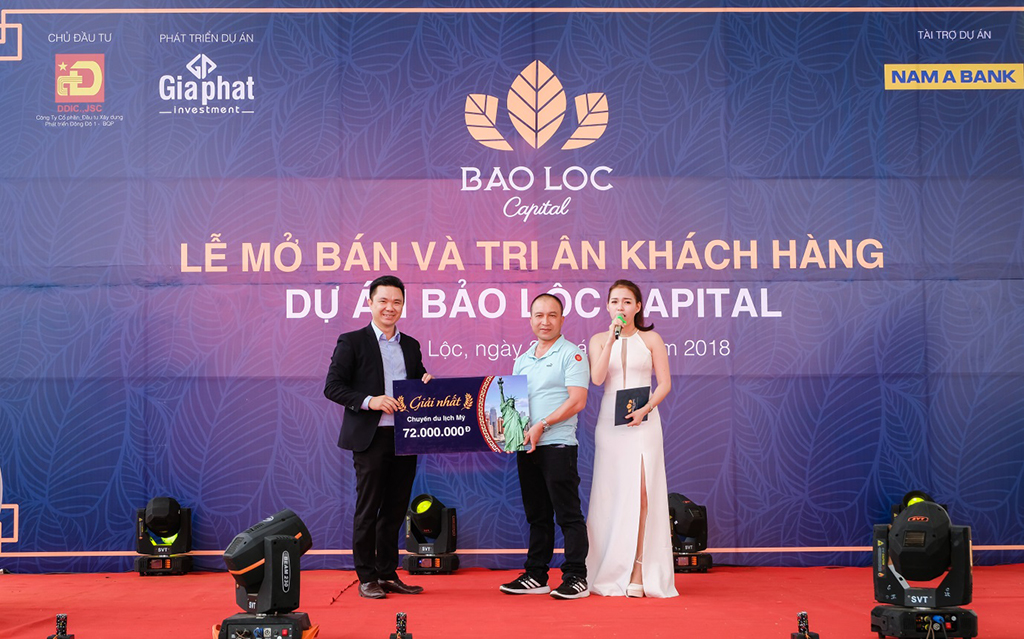Ông Lê Dương Thế Hùng - Tổng giám đốc Công ty Bất động sản Gia Phát trao giải nhất cho khách hàng tại buổi lễ mở bán