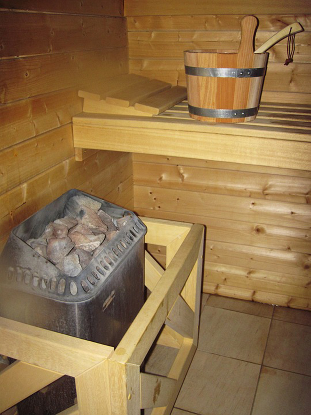 Đá sauna và xô, gáo múc nước dùng trong phòng xông hơi khô