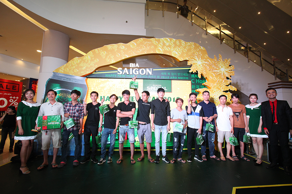 Những khách hàng may mắn đầu tiền được nhận thùng Saigon Special mới với bao bì sang trọng, hiện đại tại AEON MALL Tân Phú đợt sự kiện đêm nhạc giáng sinh và chào mừng năm mới 2018
