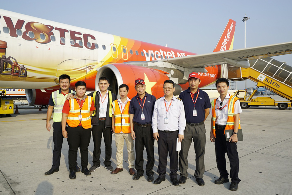 Giám đốc Điều hành Vietjet Lưu Đức Khánh và Phó tổng giám đốc Tô Việt Thắng (nón đỏ) tiễn đoàn công tác trên tàu bay VN-A655