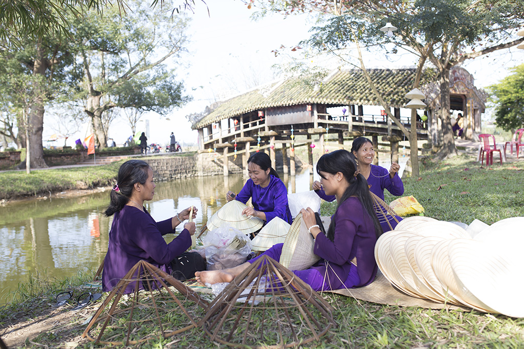 Hoạt động làm nón Bài Thơ tại Khu du lịch cầu ngói Thanh Toàn