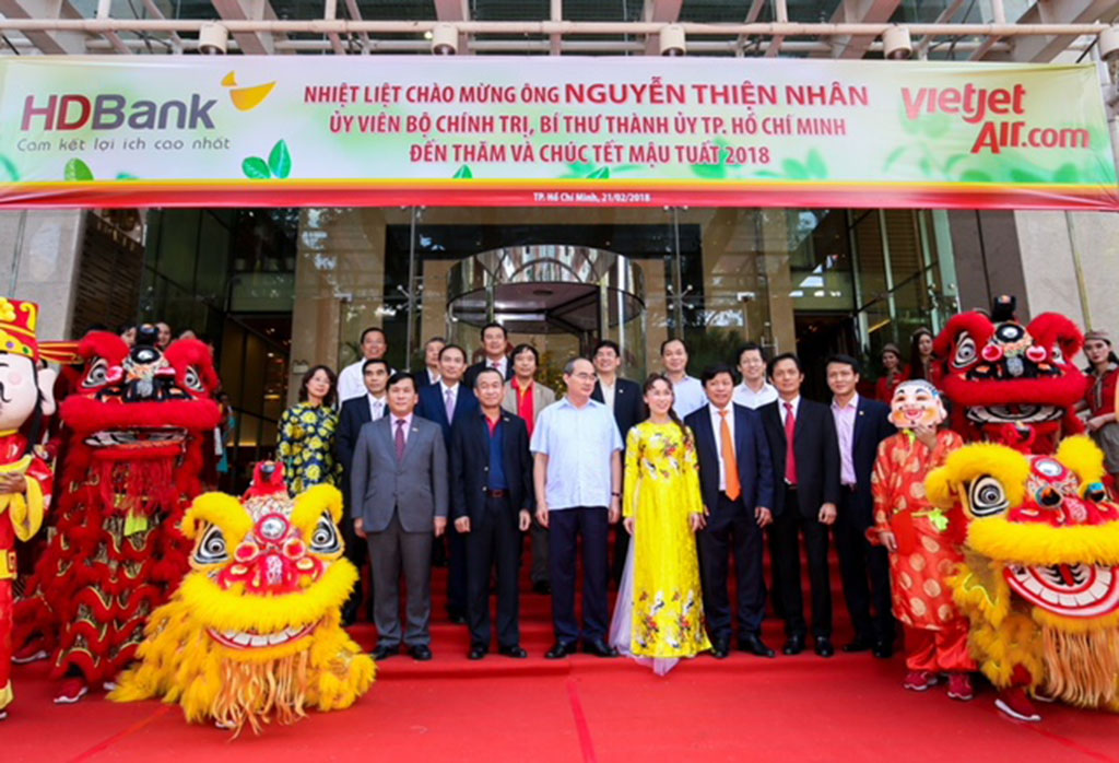 Hội sở chính HDBank tưng bừng chào đón lãnh đạo đến thăm vào ngày khai trương hoạt động