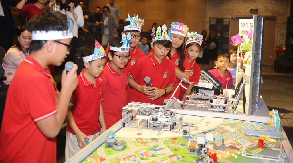 Một trong những đại diện Việt Nam góp mặt tại cuộc thi “First Lego League” toàn cầu tại Mỹ đang chạy thử robot trên sa bàn để giải quyết những vấn đề xử lý nước