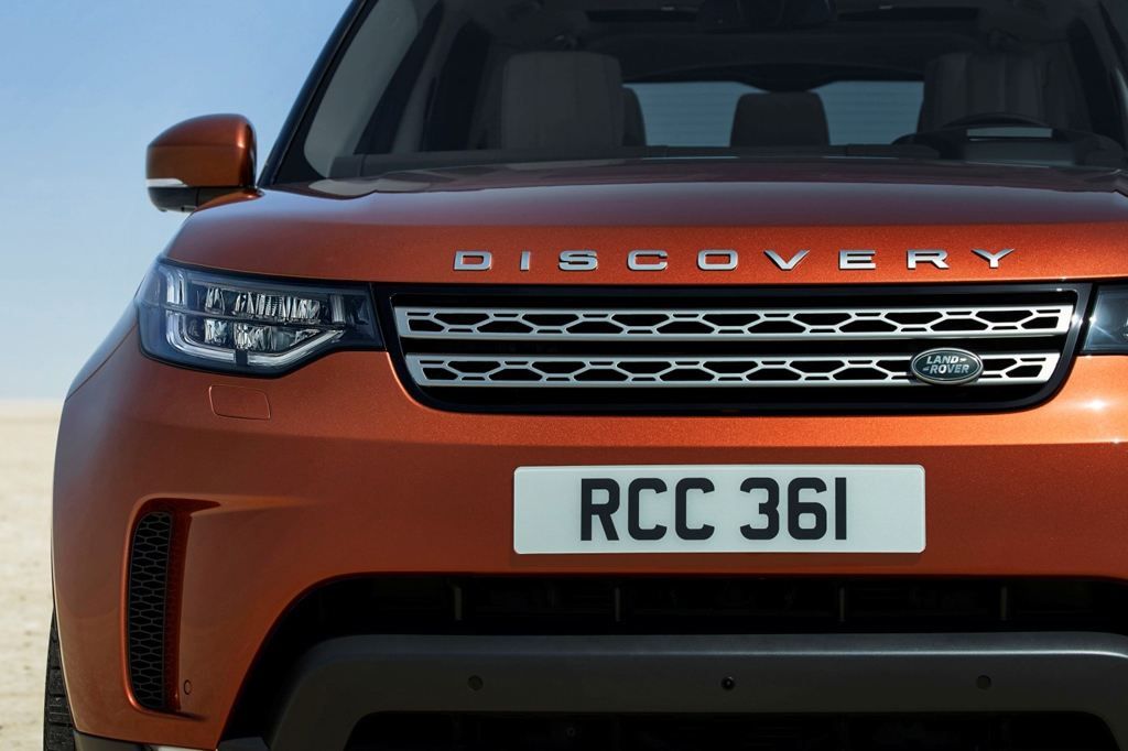 Bộ tản nhiệt mắt lưới và tên xe dập nổi trên nắp capo là bản sắc không thể nhầm lẫn của mọi chiếc Land Rover
