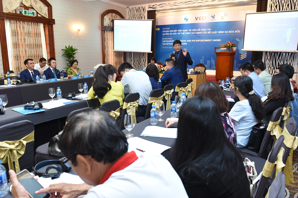 Ông Trần Văn Minh, Phó chánh Thanh tra, Bộ Văn hóa - Thể thao và Du lịch đại diện cho cơ quan thực thi quyền đang trả lời câu hỏi của doanh nghiệp